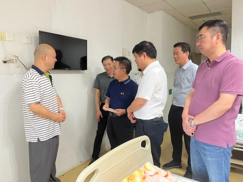 雨中慰问纾愁困 党内帮扶暖人心——全铁军一行赴MK体育建设集团开展“七一”走访慰问活动