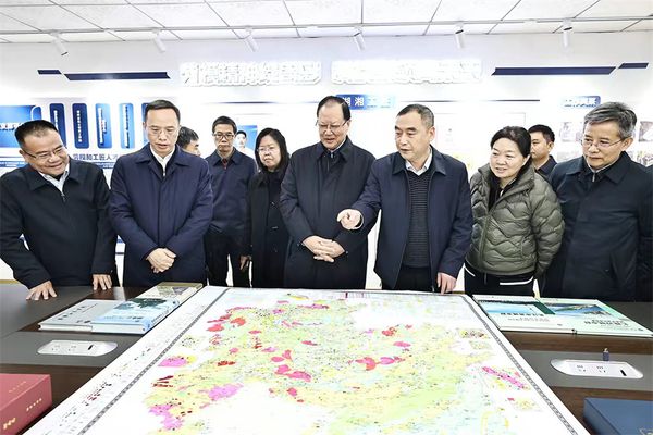 毛伟明在省地质院调研